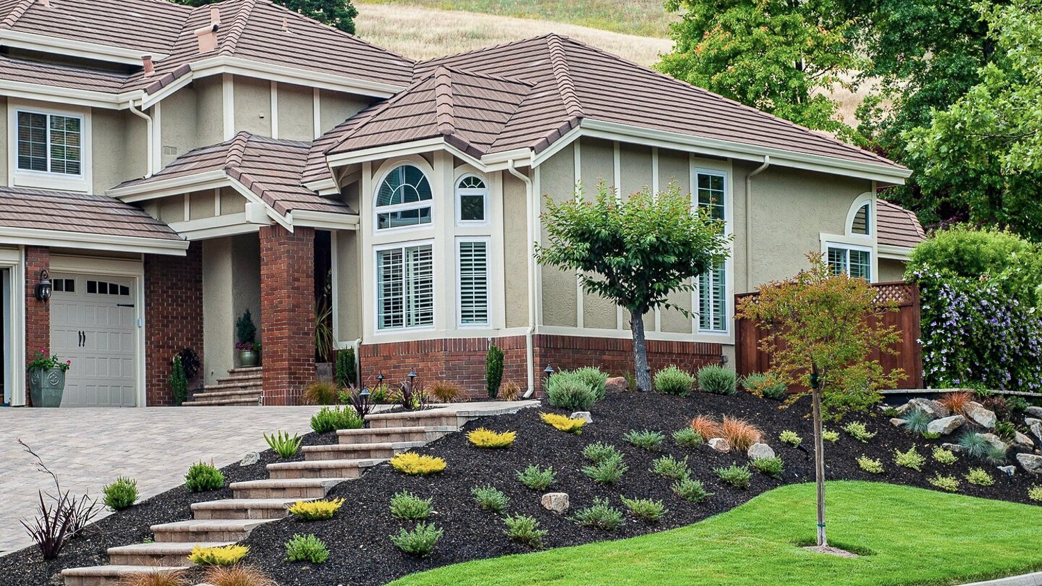 House with large garden and edging